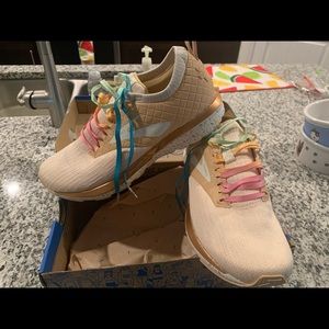 Brookes Ricochet LE Energize Natural Sneakers